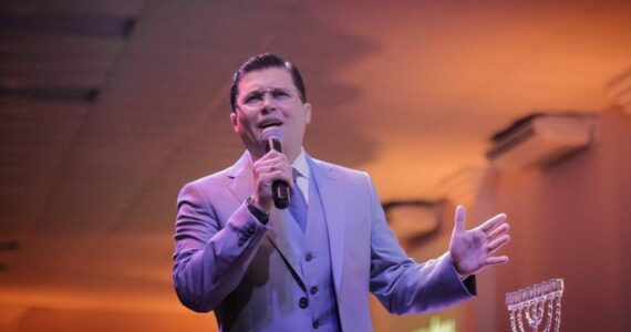 'Homem não é pra usar maquiagem', diz pastor em crítica à feminilização do masculino