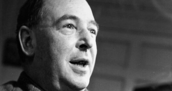 C.S. Lewis teria previsto de forma 'surpreendente' o caos moral no mundo