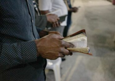 Evangélicos seguem crescendo em ritmo forte em todo o Brasil, aponta estudo