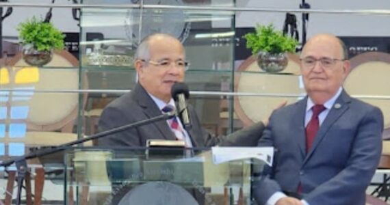 Pastor proíbe palmas em culto e divide opiniões: 'Aqui é lugar de glorificar a Deus'