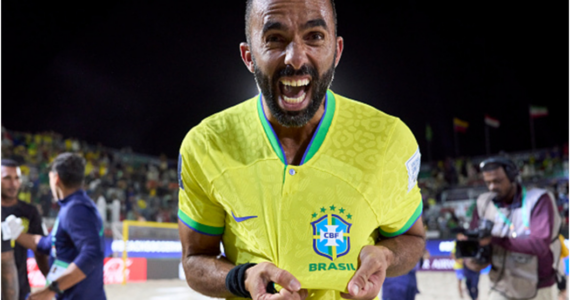 'É uma honra', diz jogador da Seleção que decidiu vender medalha para ajudar igreja