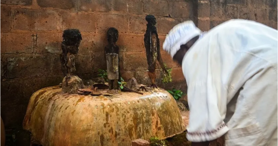 Bruxo faz feitiço contra cristãos, mas vê demônios 'queimando' e se rende a Cristo