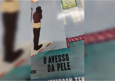 Diretora denuncia livro que descreve ato sexual para adolescentes do Ensino Médio