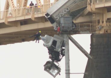 ‘Orei com ela’, diz bombeiro que resgatou motorista presa em carreta pendurada em ponte