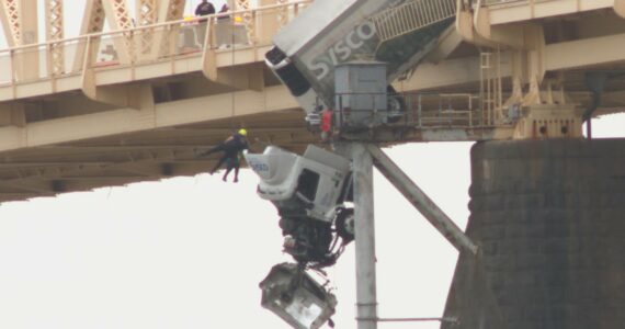 ‘Orei com ela’, diz bombeiro que resgatou motorista presa em carreta pendurada em ponte