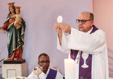 Padre acusa bispo de estupro e assédio sexual, admitindo que 'a igreja foi omissa'