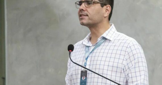 Pastor dá conselho a jovens: ‘Ame e estude a Bíblia mais do que qualquer outra coisa’