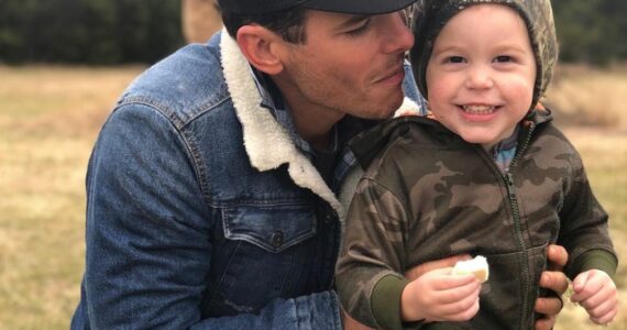 Cantor Granger Smith narra como a morte do filho de 3 anos o aproximou de Deus; ‘Coração quebrantado’