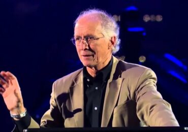 Por quê Deus permite que satanás cegue as pessoas para o Evangelho? John Piper explica