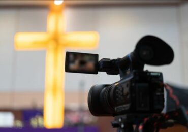 Igreja é condenada a pagar R$ 20 mil e fiel que apareceu em vídeo nas redes sociais