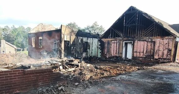 Incêndio destrói templo de 1882 e pastor encoraja fiéis para a reconstrução: ‘Deus está conosco’