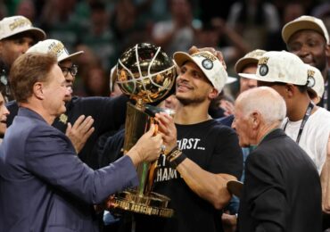 ‘Primeiro, deixe-me agradecer a Deus’, diz técnico do Boston Celtics ao vencer o título da NBA