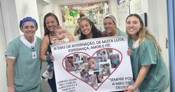 ‘Sempre foi a mão de Deus’, dizem enfermeiras após bebê se recuperar de meningite agressiva