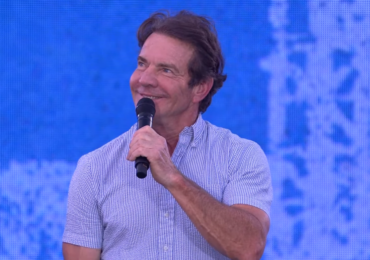 Ator Dennis Quaid participa de cruzada evangelística e fala para 45 mil pessoas