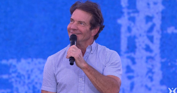 Ator Dennis Quaid participa de cruzada evangelística e fala para 45 mil pessoas