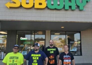 Subway recusou vender lanche a pregador de rua por causa de camisa com referência bíblica