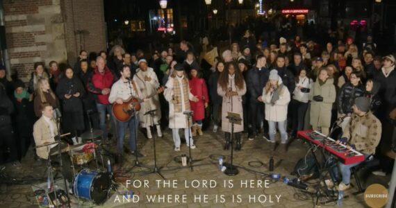 Holanda: evangelistas pregam a garotas de programa oferecidas em vitrines e realizam culto