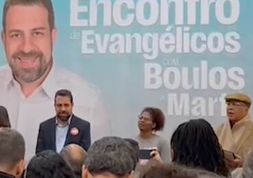 Boulos canta ‘Segura na Mão de Deus’ em culto; Evangélicos denunciam oportunismo