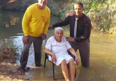 Idosa de 100 anos de idade é batizada nas águas: ‘Deus me deu essa oportunidade’