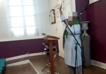 Muçulmana invade igreja e interrompe culto com juras de ‘matar o Deus dos judeus’