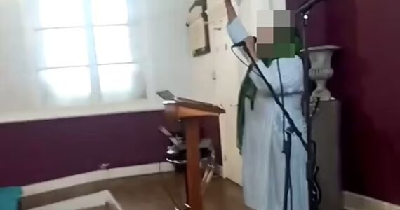 Muçulmana invade igreja e interrompe culto com juras de ‘matar o Deus dos judeus’