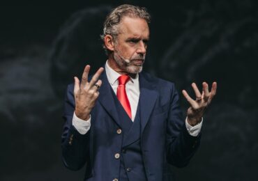 Jordan Peterson faz alerta contra 'captura das igrejas protestantes' por ideologias