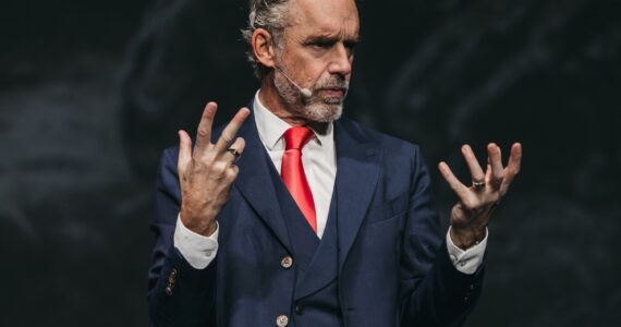 Jordan Peterson faz alerta contra 'captura das igrejas protestantes' por ideologias