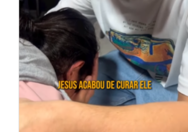 'Cristo vive!': jovem celebra a cura de cegueira parcial após oração em culto