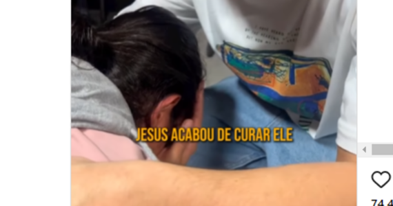 'Cristo vive!': jovem celebra a cura de cegueira parcial após oração em culto