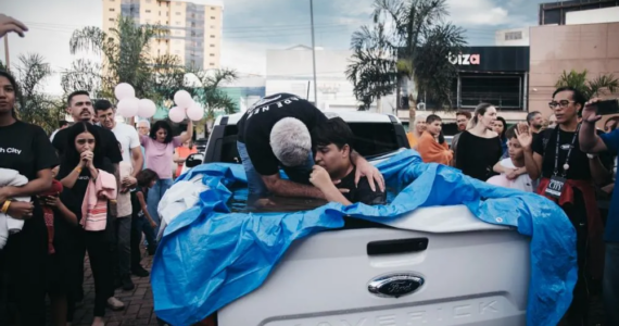 Igreja utiliza caçambas de 10 caminhonetes para batismo público: 'A fé proclamada'