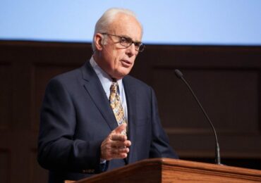 ‘Vejo a mão de Deus em cada desafio’, diz John MacArthur após superar problemas de saúde