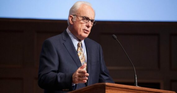 ‘Vejo a mão de Deus em cada desafio’, diz John MacArthur após superar problemas de saúde