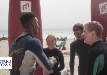 Brasileiro cria Igreja do Surf e impacta vidas em Portugal: ‘Conexão com a água’