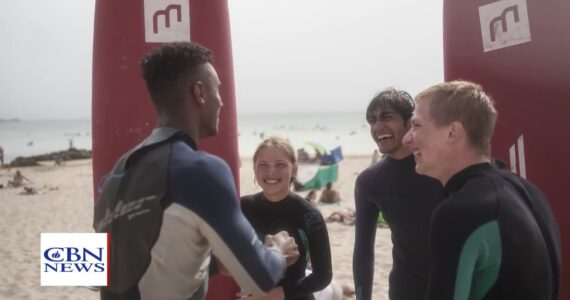 Brasileiro cria Igreja do Surf e impacta vidas em Portugal: ‘Conexão com a água’