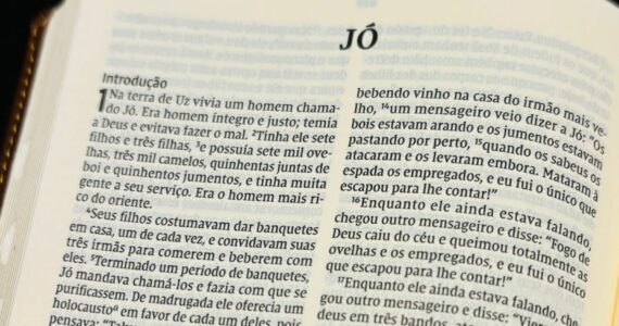 Jó - Deus ‘usa satanás’ para purificar e fortalecer os crentes, diz pastor ao explicar livro de Jó 