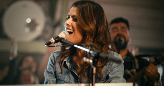 ‘Em Teus Braços Estou Seguro’: Rachel Novaes canta os Salmos em novo louvor ao vivo