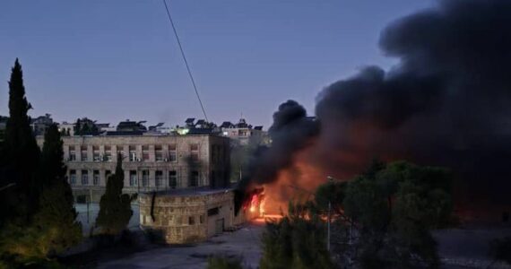 Igreja é bombardeada em Alepo e estradas fechadas impedem cristãos de fugir da guerra