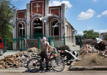 Demanda por Bíblias cresce na Ucrânia em meio à guerra: ‘Deus usa o mal’