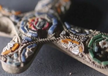 Medalhão centenário de peregrino cristão é encontrado em Jerusalém