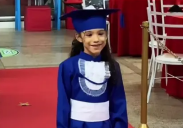 Menina emociona ao dizer durante formatura que seu maior sonho é ver "Jesus voltar"