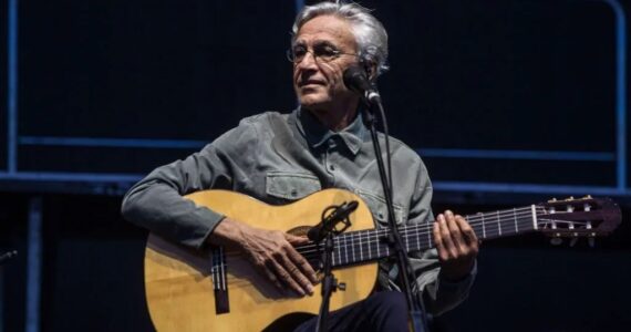 Caetano canta "Deus Cuida de Mim" no Ano Novo e revela interesse pelos evangélicos