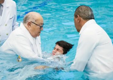 Influenciador diz que Assembleia de Deus é seita e batismo é inválido