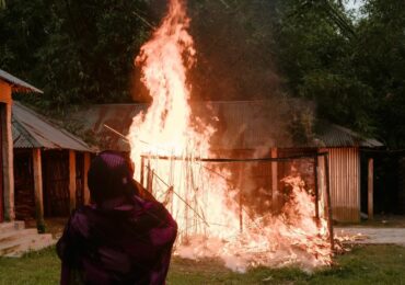 Aldeia de indígenas cristãos é incendiada por extremistas