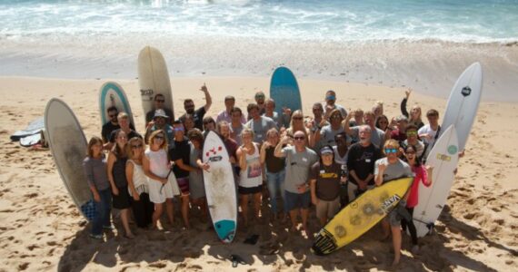 Evangelismo com surfistas une esporte à fé: 'Por que não encontrar o Senhor no mar?'