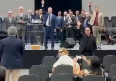 Polícia é acionada após pastor tentar ocupar púlpito de igreja à força; entenda