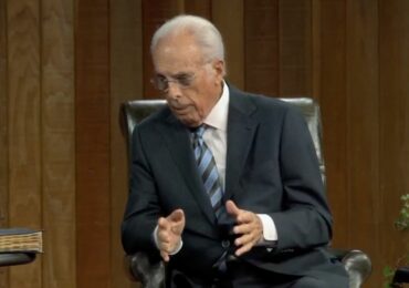 ‘Continuem orando’: após longa internação, pastor John MacArthur recebe alta