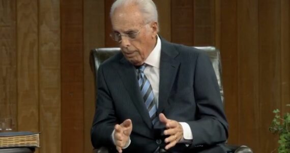 ‘Continuem orando’: após longa internação, pastor John MacArthur recebe alta