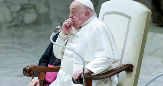 Com bronquite, papa Francisco é internado nesta sexta