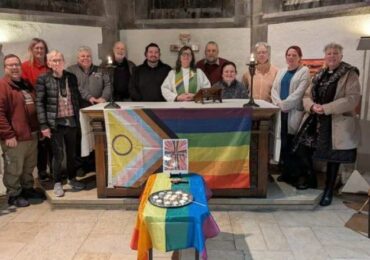 ‘Pastora’ pendura bandeira LGBT no altar e fiéis da Igreja Anglicana se revoltam