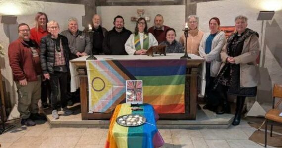 ‘Pastora’ pendura bandeira LGBT no altar e fiéis da Igreja Anglicana se revoltam